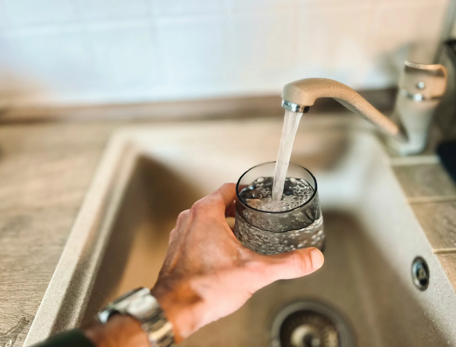 Vaso de agua como recordatorio de hidratación